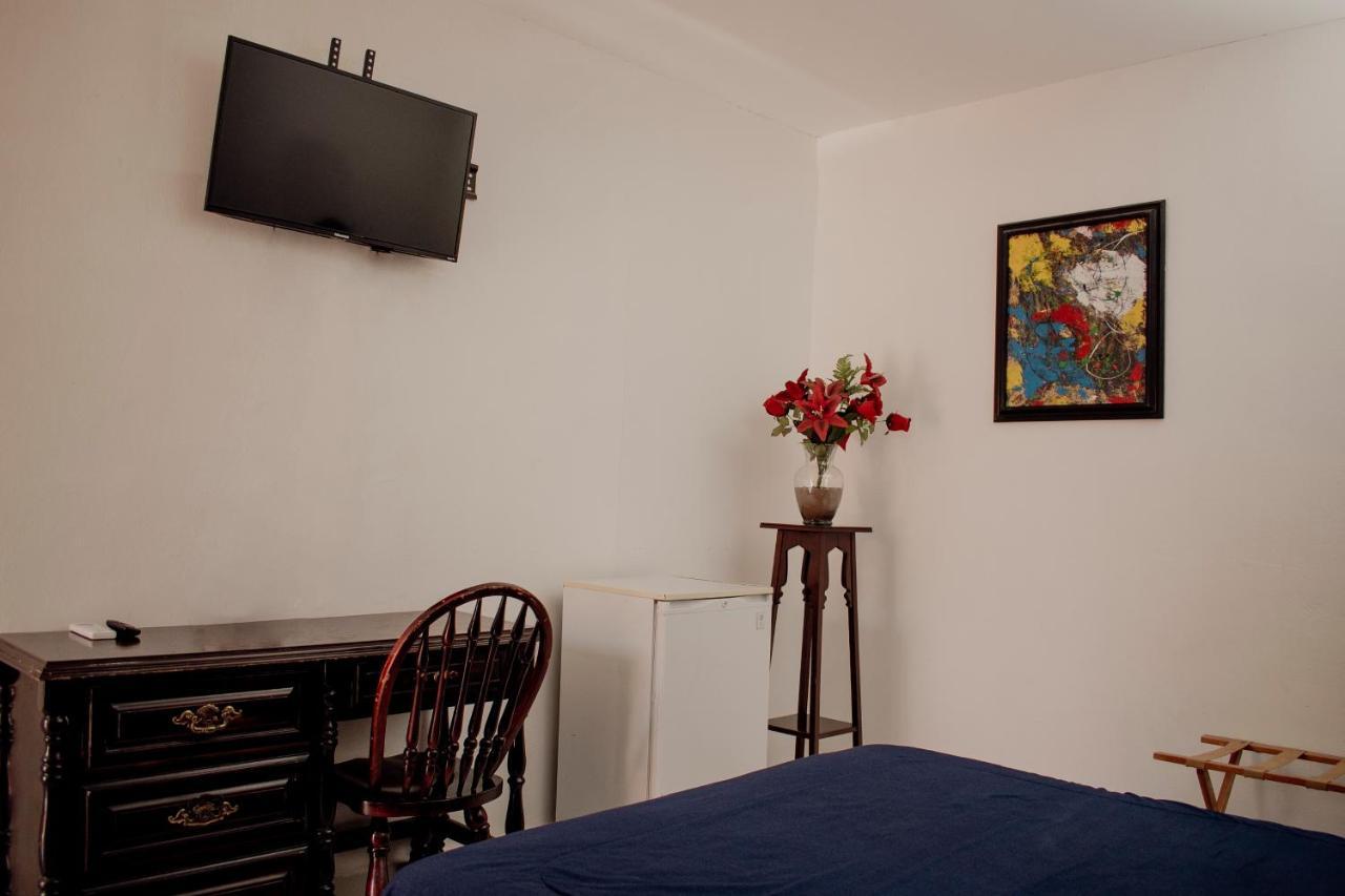 Suites Cervantes Chihuahua Esterno foto